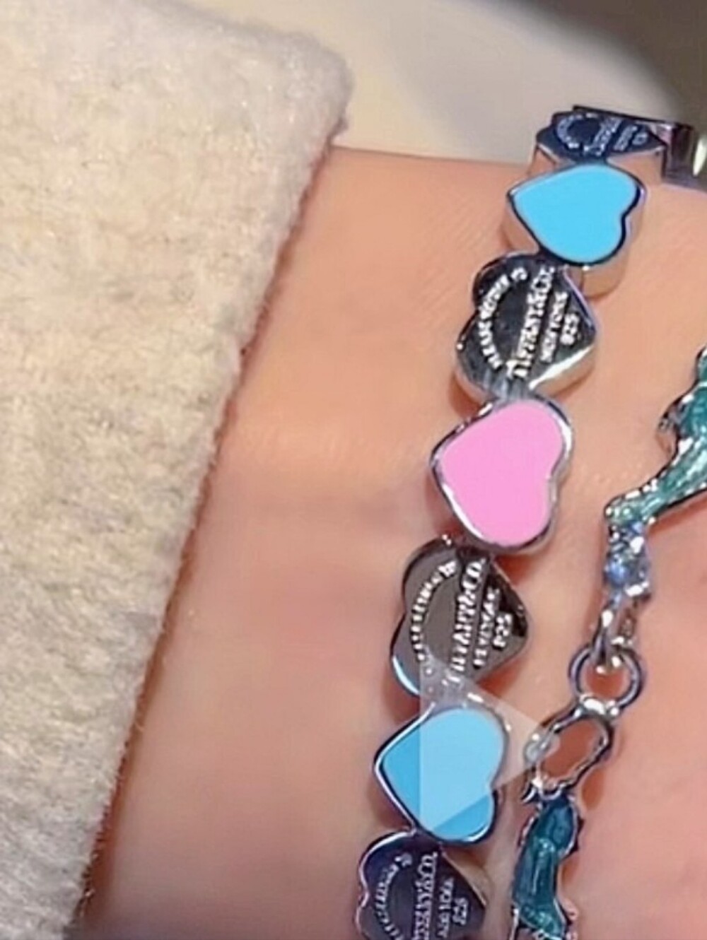 *🩷🩵GLORIOUS HEART T* LINK BLUE+PINK Enamel BANGLE BRACELET🩷🩵 - Picture 3 of 4